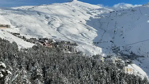 La estación de esquí de Sierra Nevada cierra este jueves por vientos de hasta 110 km/h La estación de esquí de Sierra Nevada cierra este jueves por vientos de hasta 110 km/h