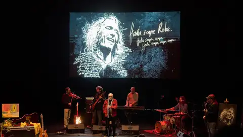 Robe Iniesta es nombrado hijo predilecto de Plasencia por su trayectoria y su permanente vinculación a la ciudad Robe Iniesta es nombrado hijo predilecto de Plasencia por su trayectoria y su permanente vinculación a la ciudad