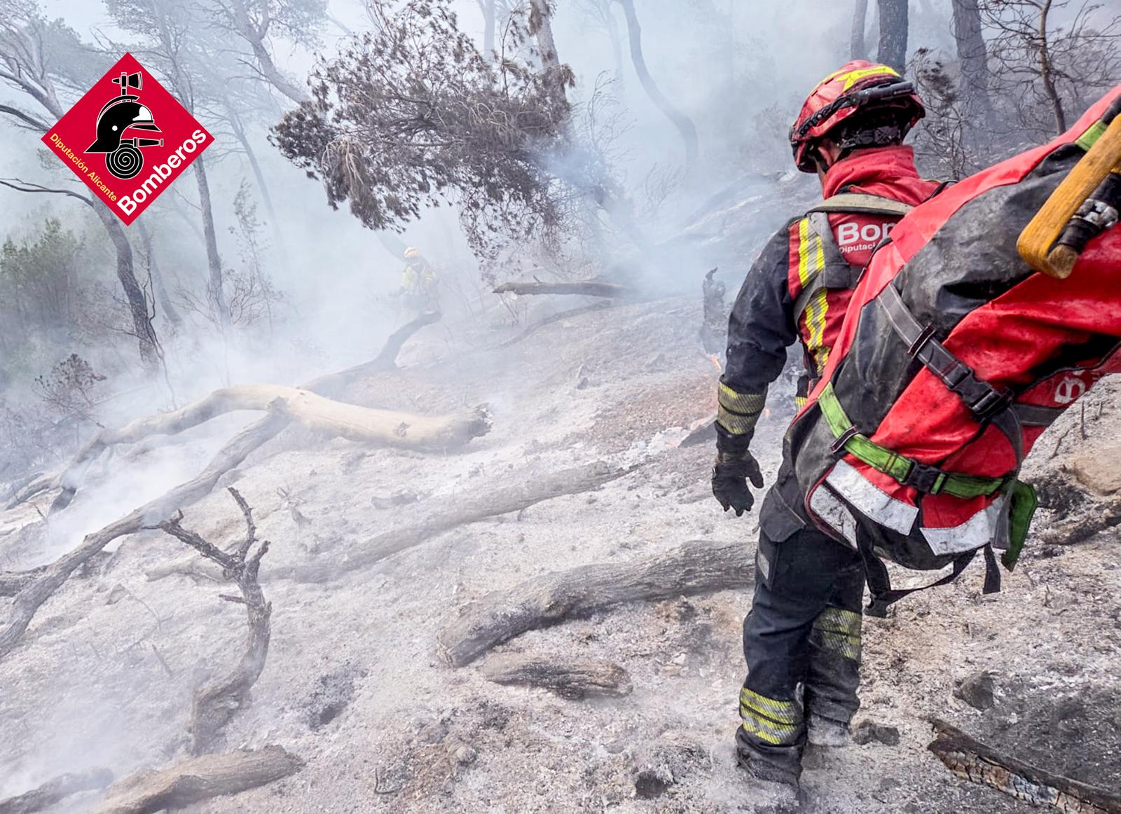 El fuego en las faldas del Maigmó evoluciona favorablemente El fuego en las faldas del Maigmó evoluciona favorablemente