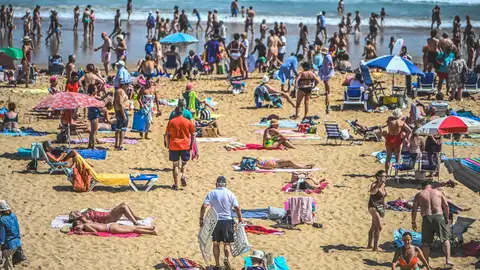Imagen de bañistas en la playa Baleares se anticipa como uno de los principales destinos refugio por la guerra, con aumentos de ventas del 6%
