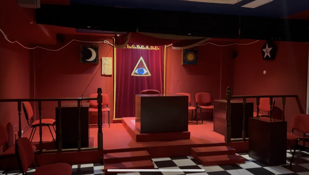 Imagen del altar del templo masónico, con el ojo de la providencia como símbolo principal. Imagen del altar del templo masónico, con el ojo de la providencia como símbolo principal.