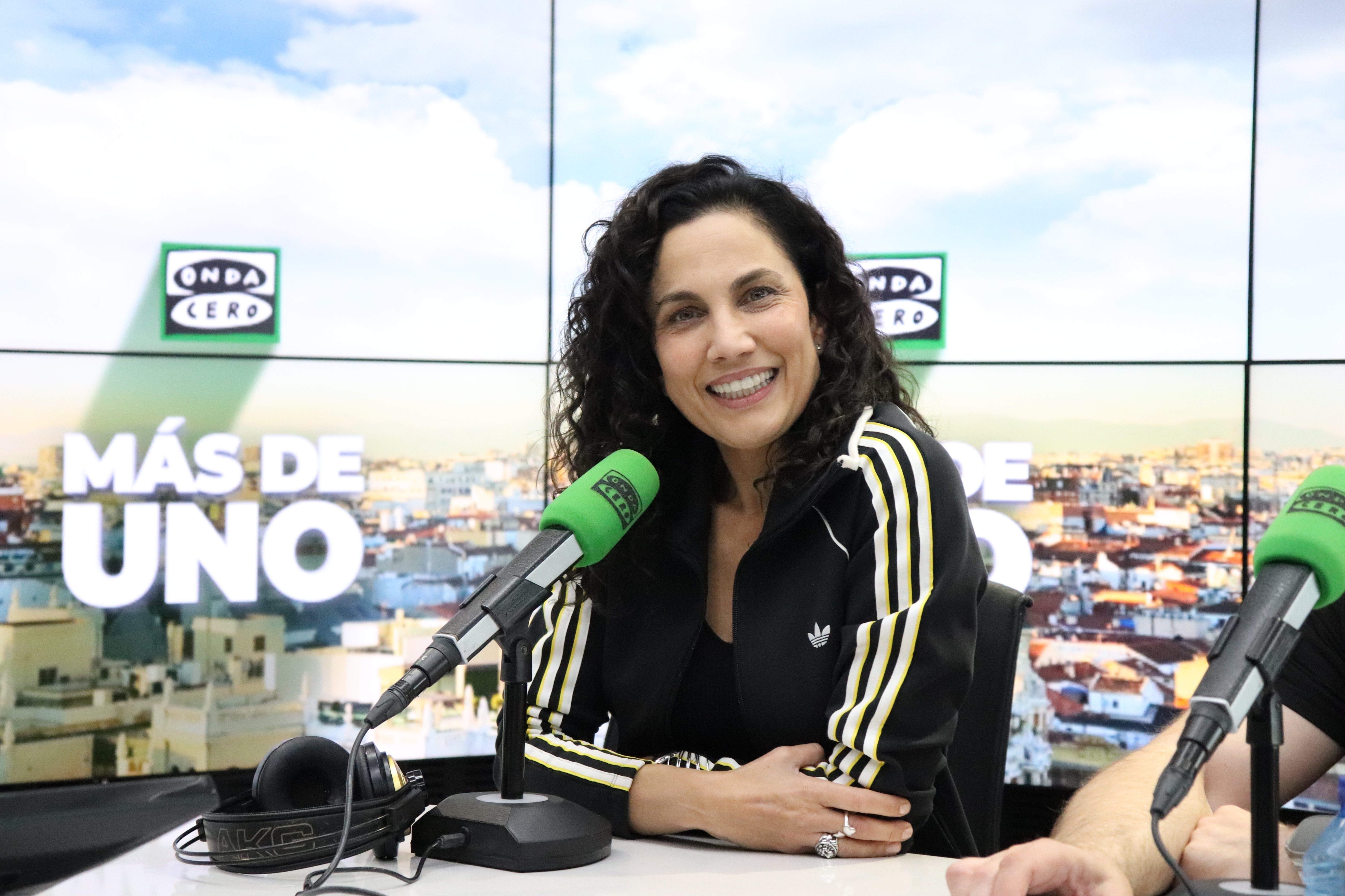Toni Acosta defiende la comedia romántica en 'A una isla de ti'
