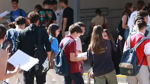Más de 48.000 sevillanos se benefician de las becas estatales al estudio Archivo - Alumnos preuniversitarios asisten a una jornada de las Pruebas de Acceso y Admisión a la Universidad (PEvAU), como imagen de recurso.