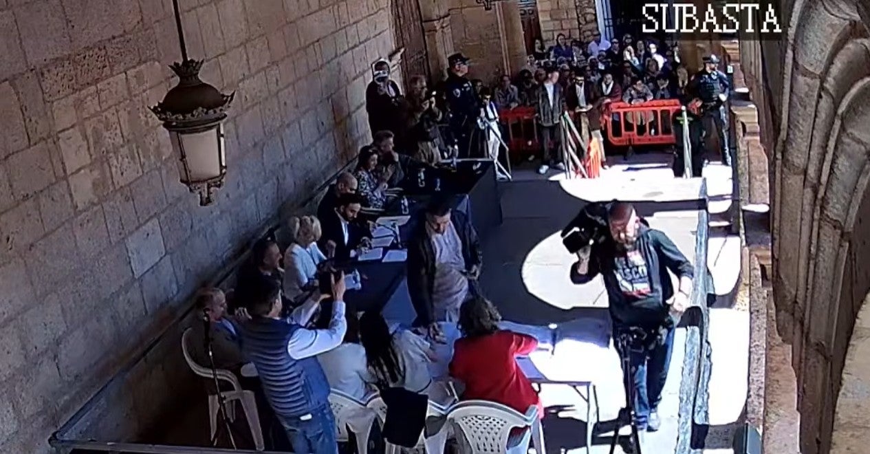 Devoción y ahorros: récord en la subasta de las andas de la Virgen de Rus en San Clemente (Cuenca) Devoción y ahorros: récord en la subasta de las andas de la Virgen de Rus en San Clemente (Cuenca)