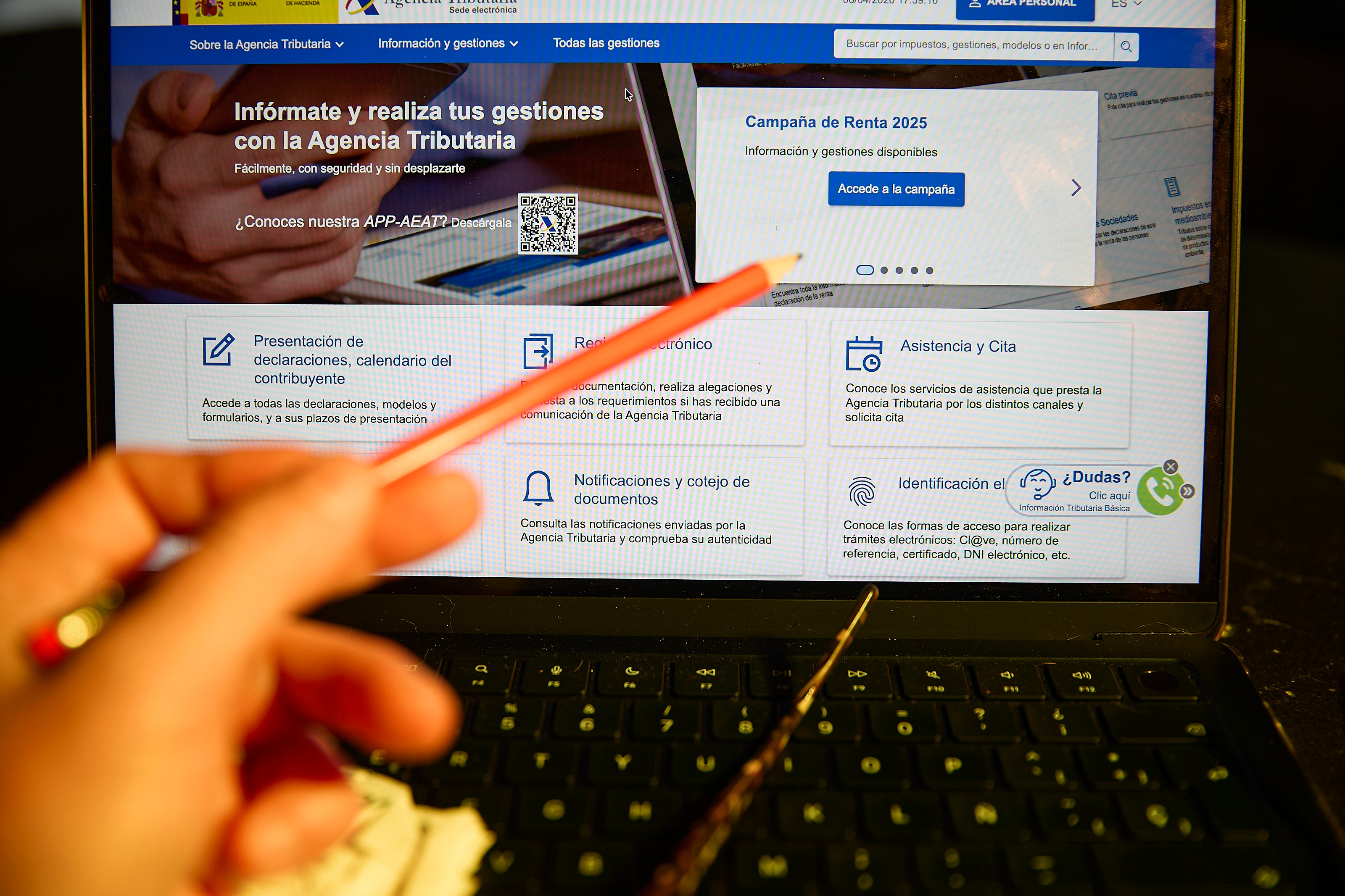 Una persona hace el borrador de su declaración de la renta en un ordenador Una persona hace el borrador de su declaración de la renta en un ordenador