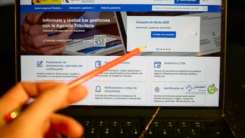 Una persona hace el borrador de su declaración de la renta en un ordenador Una persona hace el borrador de su declaración de la renta en un ordenador