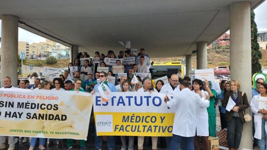 Concentraci&oacute;n convocada por SEMCA, a 19 de marzo, en el Hospital Doctor Negr&iacute;n REMITIDA / HANDOUT por SEMCA Fotograf&iacute;a remitida a medios de comunicaci&oacute;n exclusivamente para ilustrar la noticia a la que hace referencia la imagen, y citando la procedencia de la imagen en la firma 07/04/2026