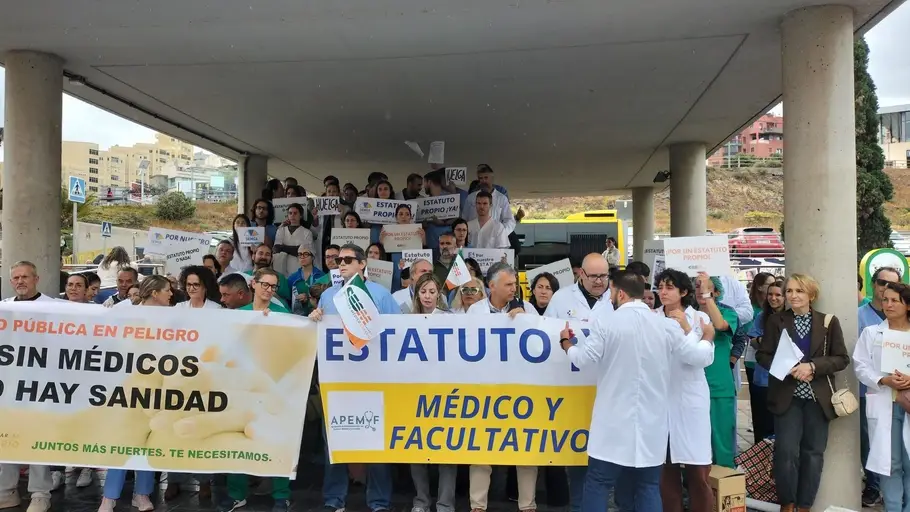 Médicos de Canarias elevan a dos días la jornada de huelga en el SCS ante la "negativa" de Sanidad a negociar Concentración convocada por SEMCA, a 19 de marzo, en el Hospital Doctor Negrín REMITIDA / HANDOUT por SEMCA Fotografía remitida a medios de comunicación exclusivamente para ilustrar la noticia a la que hace referencia la imagen, y citando la procedencia de la imagen en la firma 07/04/2026