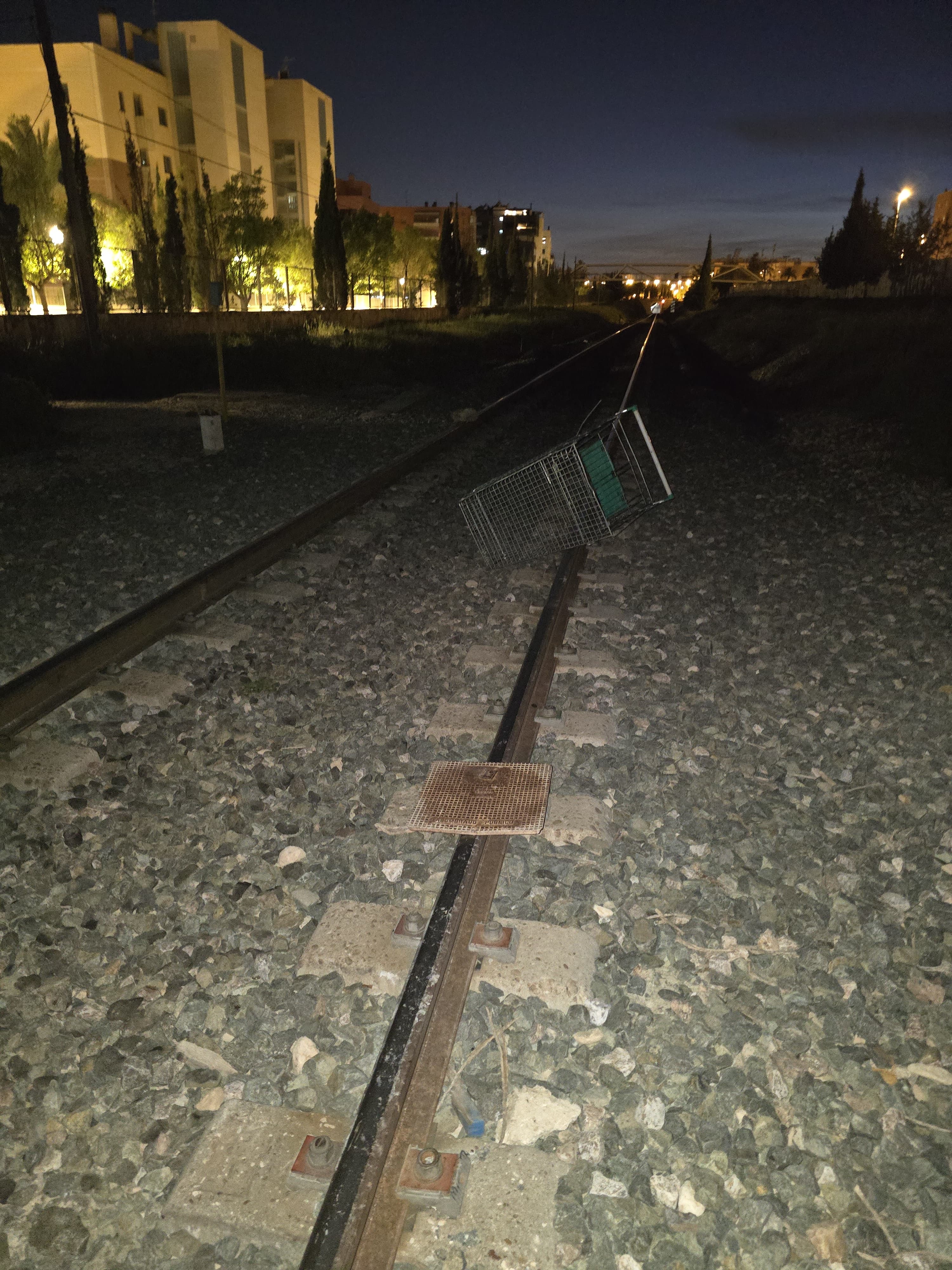 La Policía Local de Elche detiene a cuatro menores por colocar objetos contundentes en las vías del tren en Altabix La Policía Local de Elche detiene a cuatro menores por colocar objetos contundentes en las vías del tren en Altabix