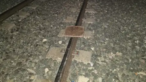 Algunos de los objetos que los arrestados en Elche colocaron en la vía del tren. Algunos de los objetos que los arrestados en Elche colocaron en la vía del tren.