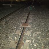 Algunos de los objetos que los arrestados en Elche colocaron en la vía del tren. 
