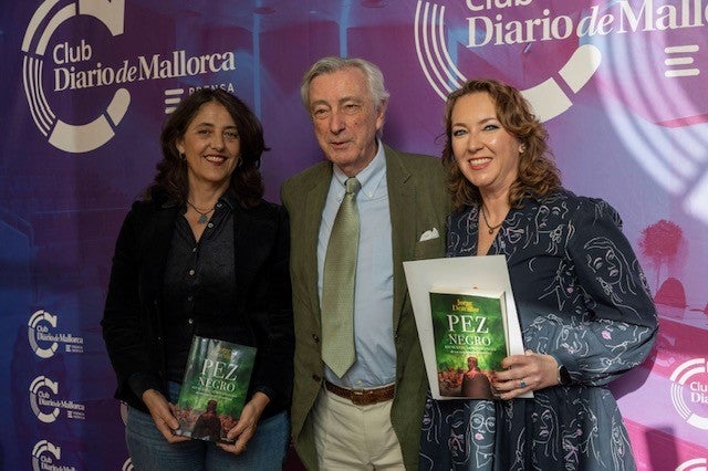 Jorge Dezcallar, flanqueado por las periodistas Marisa Goñi y Elka Dimitrova, en la presentación de su novela 'Pez Negro' Jorge Dezcallar, flanqueado por las periodistas Marisa Goñi y Elka Dimitrova, en la presentación de su novela 'Pez Negro'