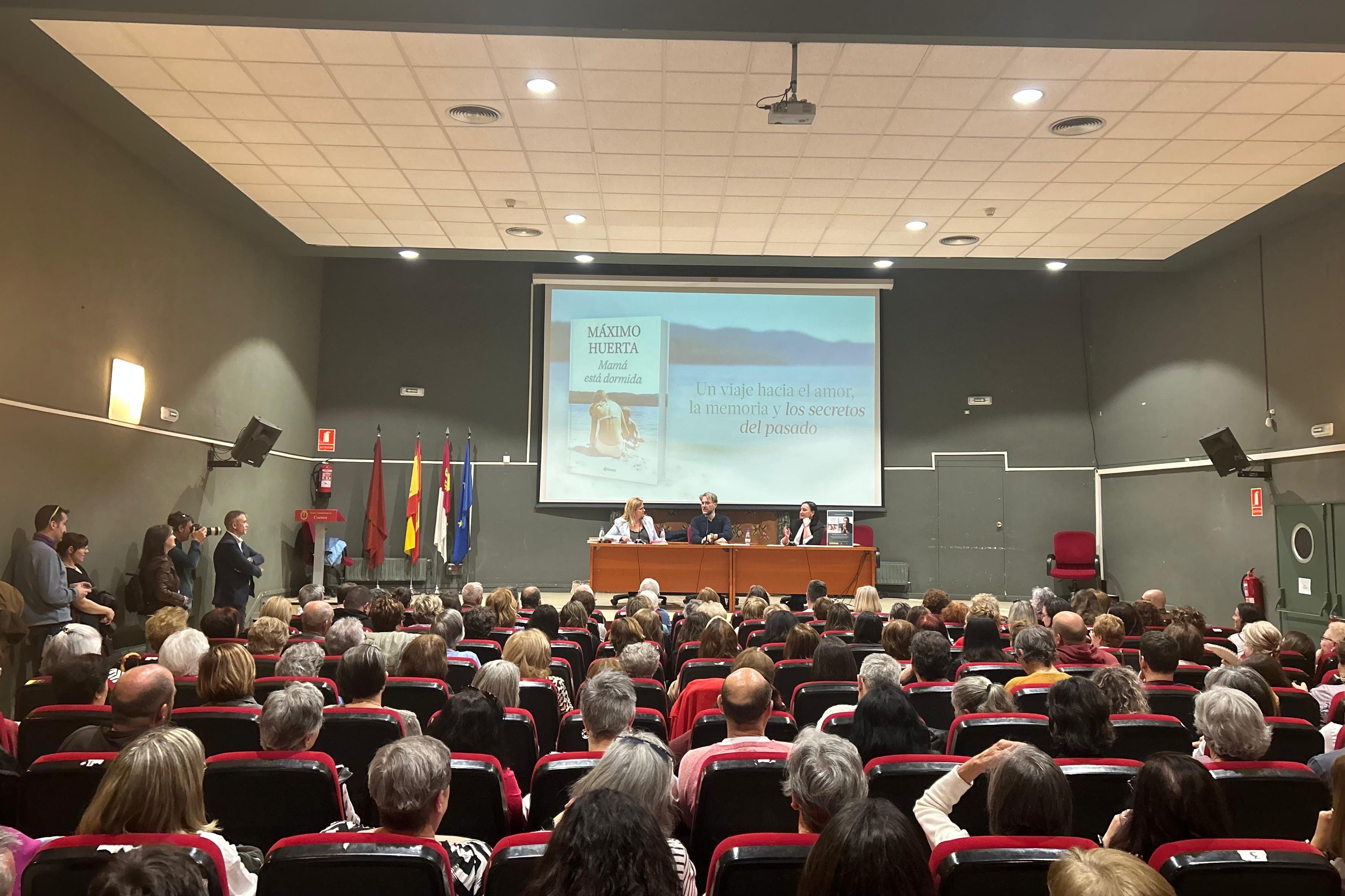 Máximo Huerta llena el Salón de Actos de Aguirre en la presentación de ‘Mamá está dormida’ Máximo Huerta llena el Salón de Actos de Aguirre en la presentación de ‘Mamá está dormida’