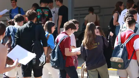 Más de 48.000 sevillanos se han beneficiado de las becas estatales al estudio Archivo - Alumnos preuniversitarios asisten a una jornada de las Pruebas de Acceso y Admisión a la Universidad (PEvAU), como imagen de recurso.