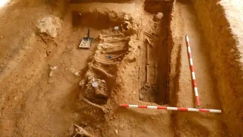 Exhumaciones en una fosa común de Paterna Lliria