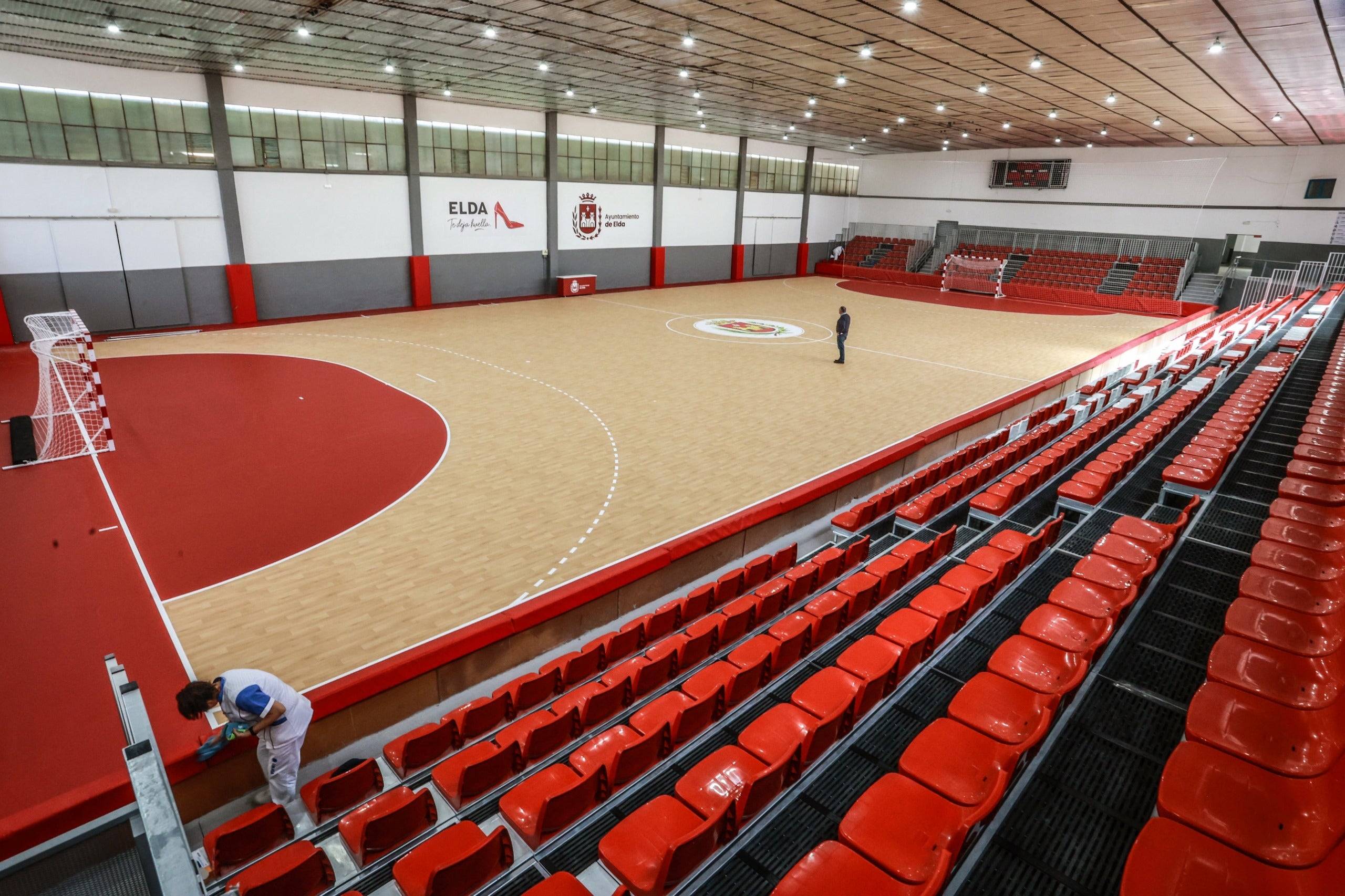 El pabellón Juan Carlos Verdú de Elda reabre sus puertas con un nuevo graderío con mayor aforo El pabellón Juan Carlos Verdú de Elda reabre sus puertas con un nuevo graderío con mayor aforo