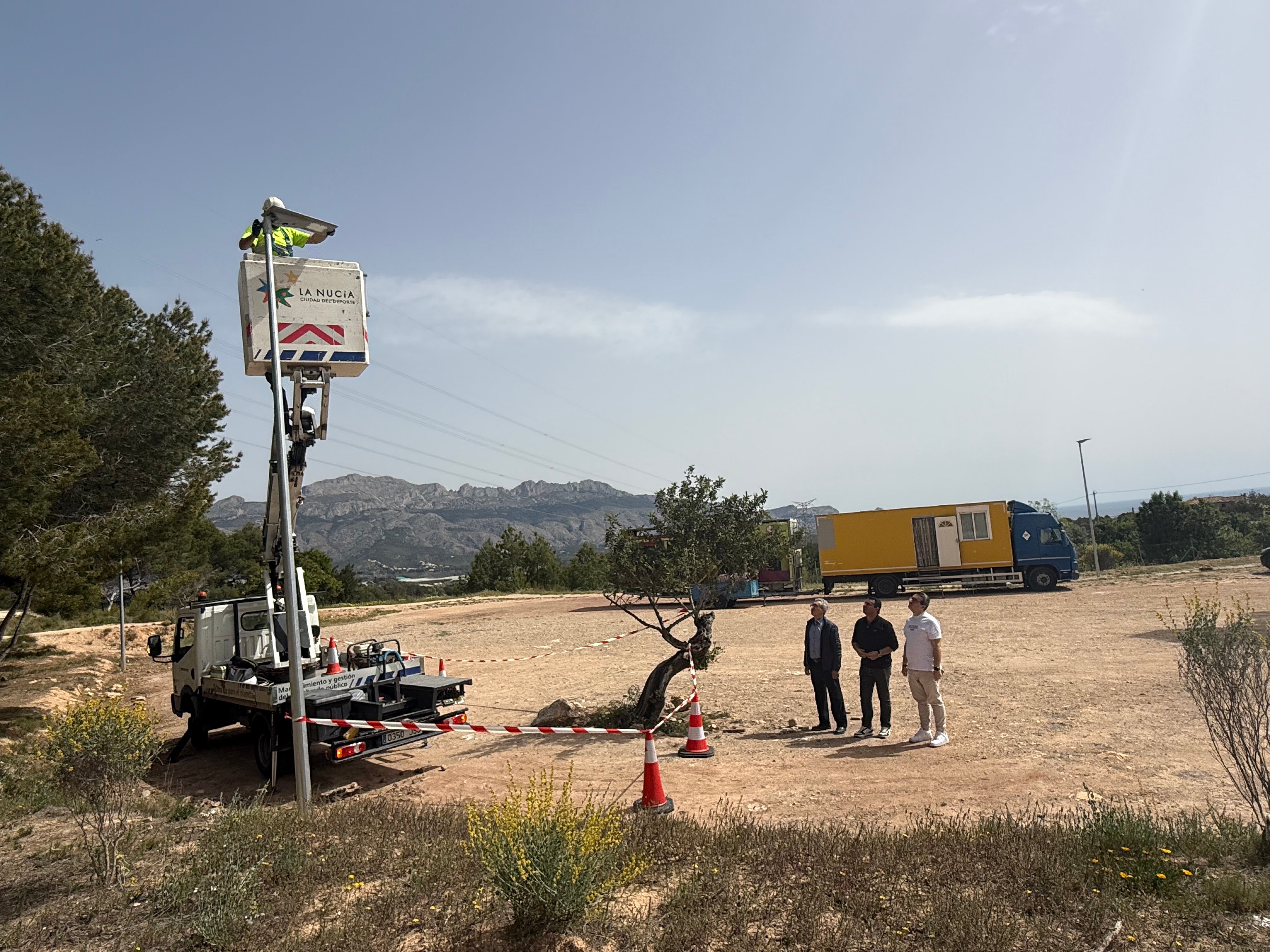 La Nucía instala 12 farolas solares en los parkings de la ermita de Sant Vicent La Nucía instala 12 farolas solares en los parkings de la ermita de Sant Vicent