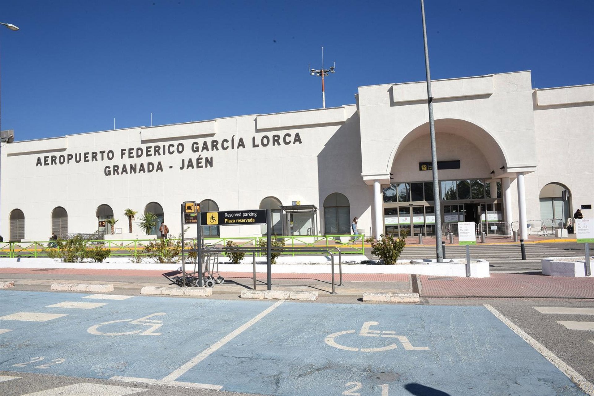 El cierre del aeropuerto de Granada por obras desata críticas políticas y del sector turístico El cierre del aeropuerto de Granada por obras desata críticas políticas y del sector turístico