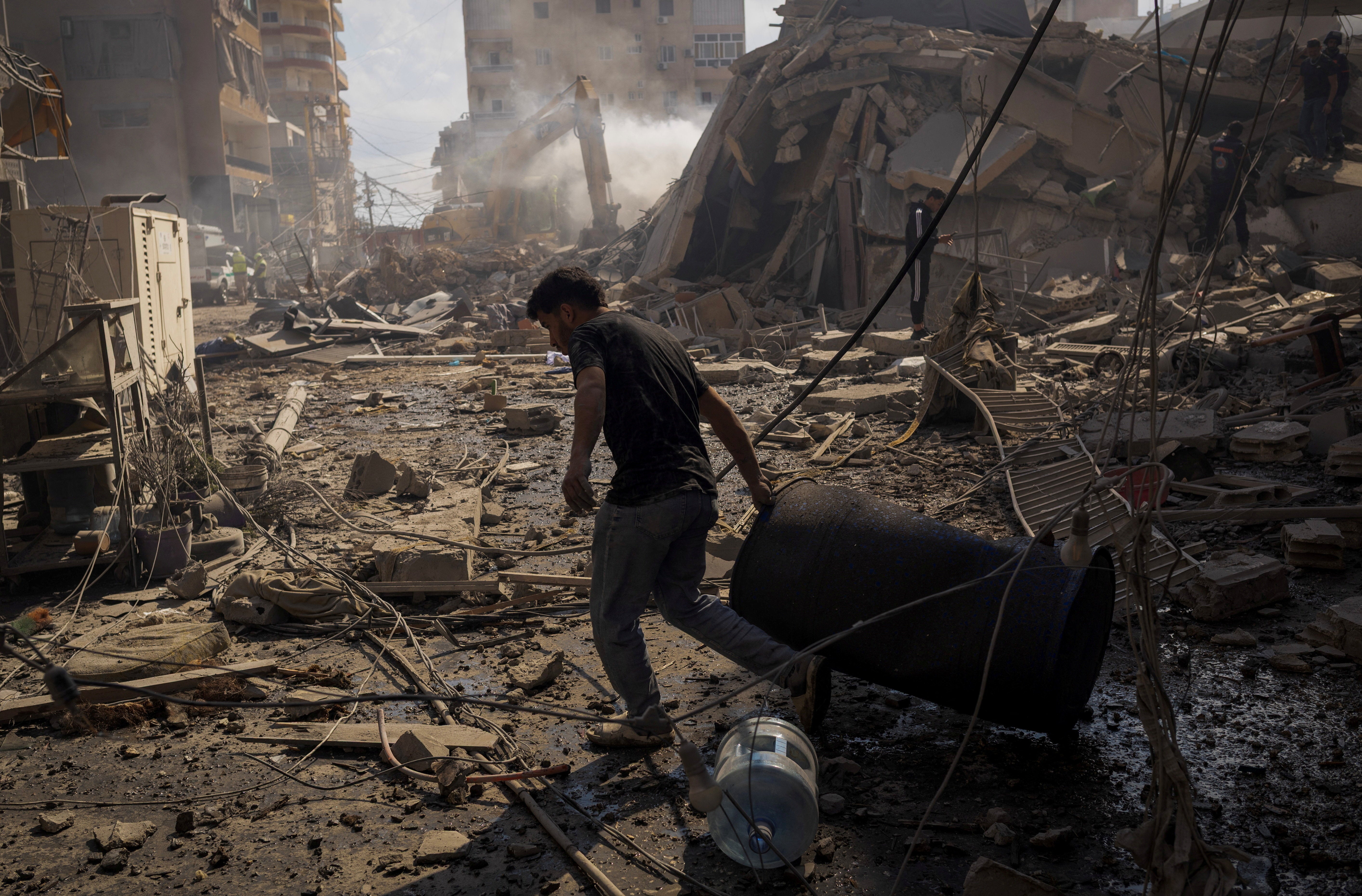 Un hombre tira de un tambor en el lugar de un ataque israelí en Tiro, Líbano, el 8 de abril. Un hombre tira de un tambor en el lugar de un ataque israelí en Tiro, Líbano, el 8 de abril.