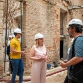 Visita de Carmen Enguix a unas obras en Antella
