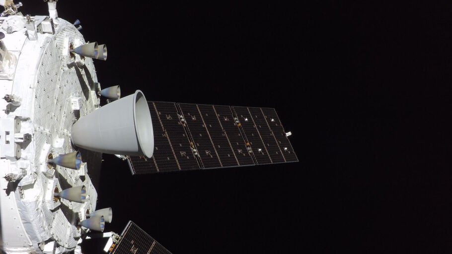Fotograf&iacute;a cedida por la NASA de una imagen capturada por una c&aacute;mara instalada en un ala de los paneles solares de la nave espacial Orion donde se aprecian los motores de su m&oacute;dulo de servicio.