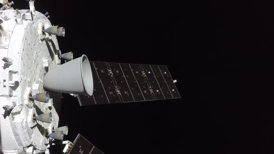 Fotografía cedida por la NASA de una imagen capturada por una cámara instalada en un ala de los paneles solares de la nave espacial Orion donde se aprecian los motores de su módulo de servicio. Fotografía cedida por la NASA de una imagen capturada por una cámara instalada en un ala de los paneles solares de la nave espacial Orion donde se aprecian los motores de su módulo de servicio.