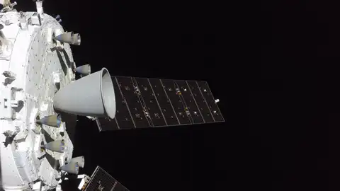 Fotografía cedida por la NASA de una imagen capturada por una cámara instalada en un ala de los paneles solares de la nave espacial Orion donde se aprecian los motores de su módulo de servicio. Fotografía cedida por la NASA de una imagen capturada por una cámara instalada en un ala de los paneles solares de la nave espacial Orion donde se aprecian los motores de su módulo de servicio.