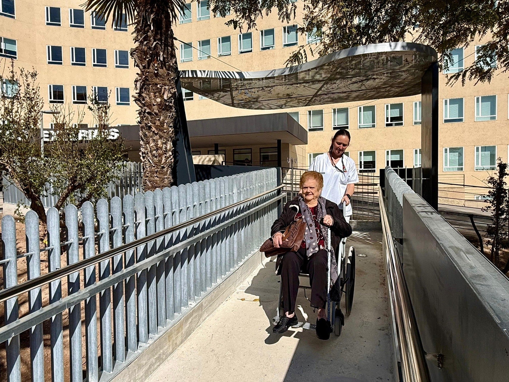 El Hospital General de Alicante instala una nueva rampa en el edificio de consultas externas El Hospital General de Alicante instala una nueva rampa en el edificio de consultas externas