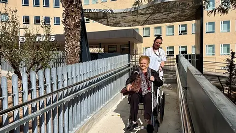 Los usuarios de la nueva pasarela del edificio de consultas externas Los usuarios de la nueva pasarela del edificio de consultas externas