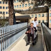 Los usuarios de la nueva pasarela del edificio de consultas externas