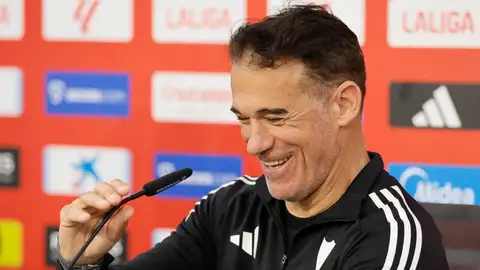 El entrenador del Sevilla, Luis García Plaza, durante la rueda de prensa posterior al entrenamiento realizado este viernes en Sevilla para preparar el encuentro liguero que enfrenta al conjunto andaluz y al Atlético de Madrid, este sábado en el Sánchez Pizjuán El entrenador del Sevilla, Luis García Plaza, durante la rueda de prensa posterior al entrenamiento realizado este viernes en Sevilla para preparar el encuentro liguero que enfrenta al conjunto andaluz y al Atlético de Madrid, este sábado en el Sánchez Pizjuán