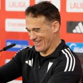 El entrenador del Sevilla, Luis García Plaza, durante la rueda de prensa posterior al entrenamiento realizado este viernes en Sevilla para preparar el encuentro liguero que enfrenta al conjunto andaluz y al Atlético de Madrid, este sábado en el Sánchez Pizjuán