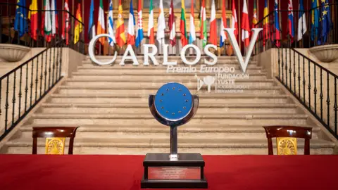 Aplazada la entrega del XIX Premio Europeo Carlos V del 12 al 25 de mayo por la proximidad con las elecciones andaluzas Aplazada la entrega del XIX Premio Europeo Carlos V del 12 al 25 de mayo por la proximidad con las elecciones andaluzas