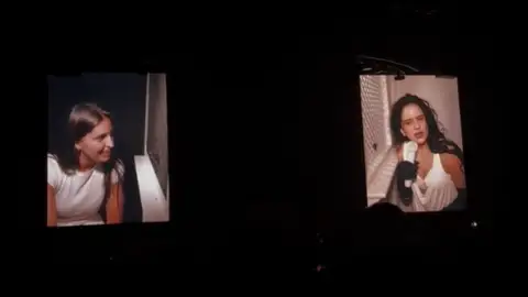 Rosalía, en su confesionario con la futbolista Kila Nazareth en Lisboa. Rosalía, en su confesionario con la futbolista Kila Nazareth en Lisboa.