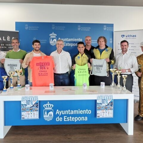 El Ayuntamiento de Estepona presenta la camiseta oficial del la XIII Carrera Urbana 10 KM, una de las más populares de Andalucía