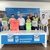 El Ayuntamiento de Estepona presenta la camiseta oficial del la XIII Carrera Urbana 10 KM, una de las más populares de Andalucía El Ayuntamiento de Estepona presenta la camiseta oficial del la XIII Carrera Urbana 10 KM, una de las más populares de Andalucía
