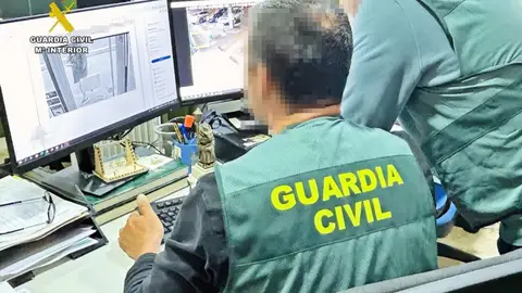Agentes de la Guardia Civil visionando imágenes Agentes de la Guardia Civil visionando imágenes