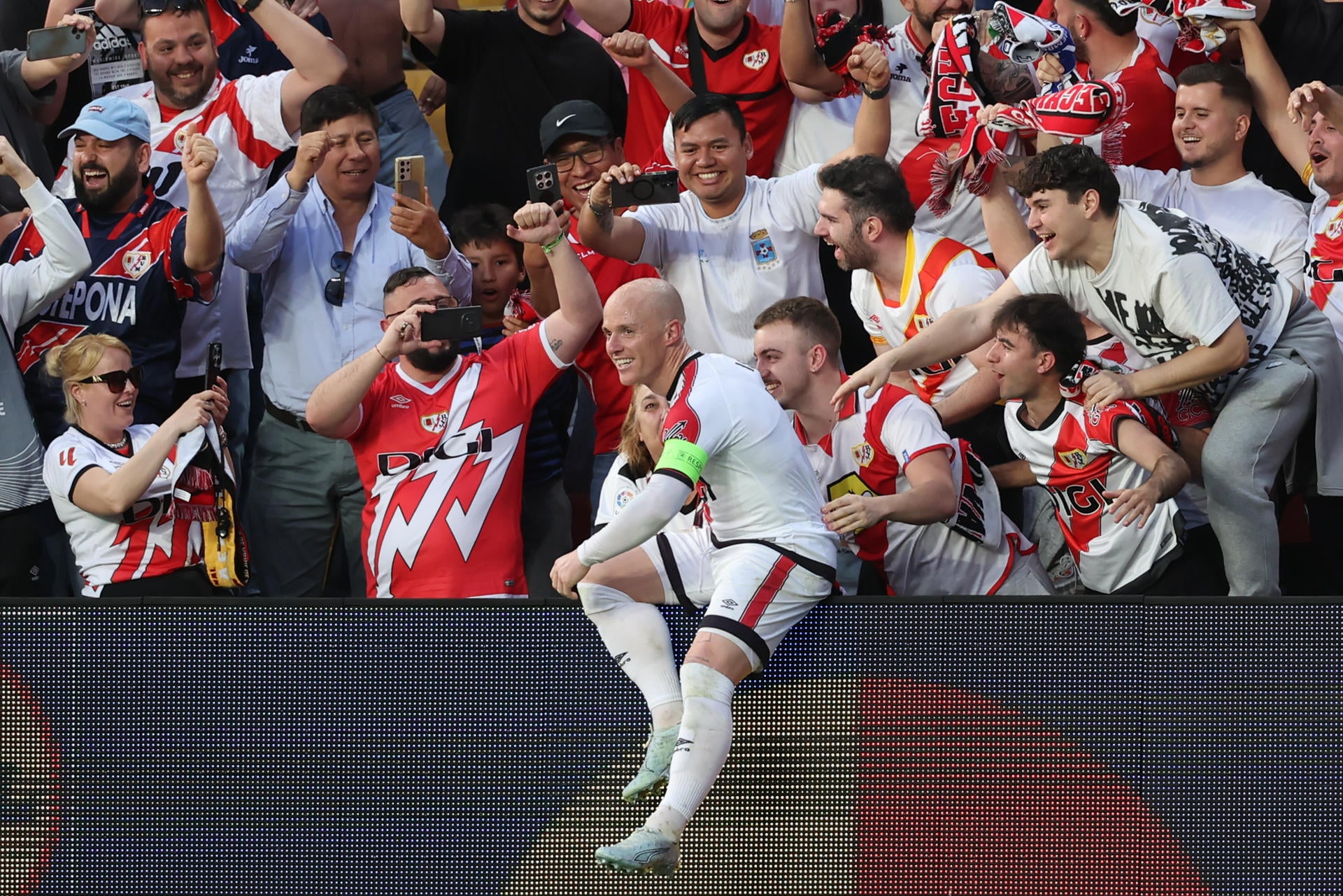 El Rayo sueña con las semifinales de la Conference: "El míster nos dijo que soñáramos con un 3-0"