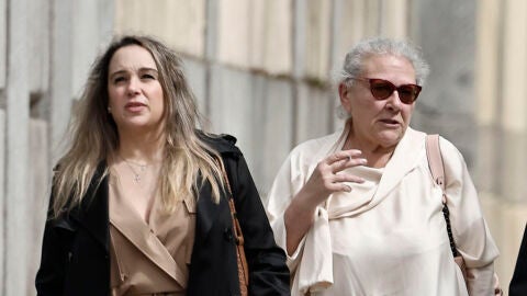  Carmen Pano y su hija Leonor a su salida este jueves del Tribunal Supremo