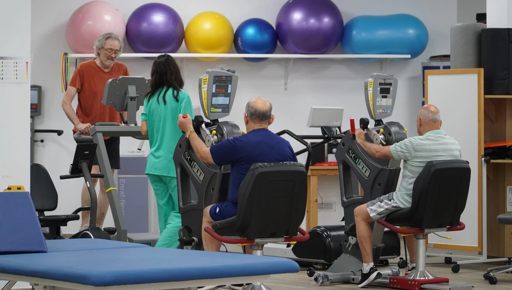 Imagen de una de las sesiones de fisioterapia que se hacen en AEMIF con personas con Parkinson Imagen de una de las sesiones de fisioterapia que se hacen en AEMIF con personas con Parkinson