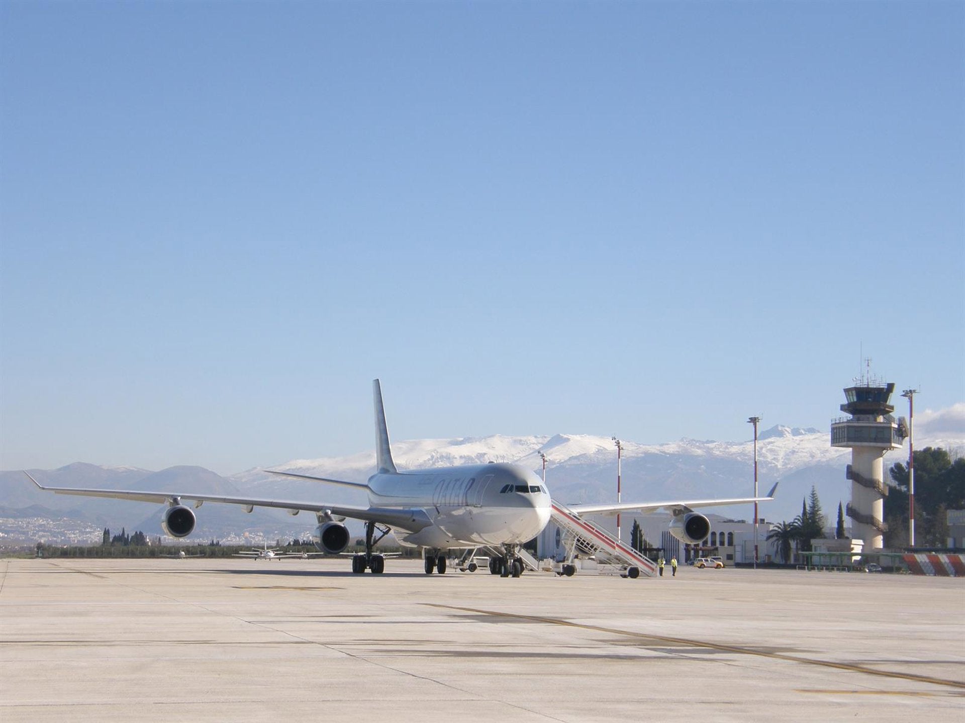 AENA defiende el cierre de 21 días del aeropuerto de Granada por obras: “no hay alternativa por seguridad” AENA defiende el cierre de 21 días del aeropuerto de Granada por obras: “no hay alternativa por seguridad”