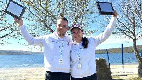 Carolina Iglesias, Secretaria de la Clase Vaurien en nuestra comunidad y, con Pedro Fernández, ambos del Real Club Náutico Rodeira de Cangas, Campeones de España de la modalidad Navegando Galicia