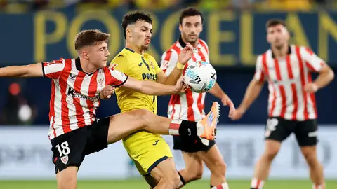 Mikautadze pugna con los futbolistas del Athletic Mikautadze pugna con los futbolistas del Athletic