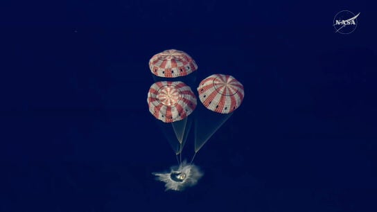 Momento del amerizaje los astronautas de Artemis II. 