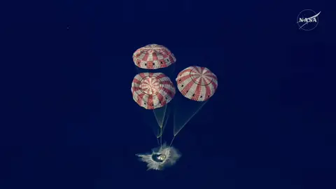 Momento del amerizaje los astronautas de Artemis II. Momento del amerizaje los astronautas de Artemis II.