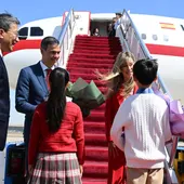 Pedro Sánchez y su mujer, Begoña Gómez, llegan a China en su cuarta visita al país asiático Pedro Sánchez y su mujer, Begoña Gómez, llegan a China en su cuarta visita al país asiático