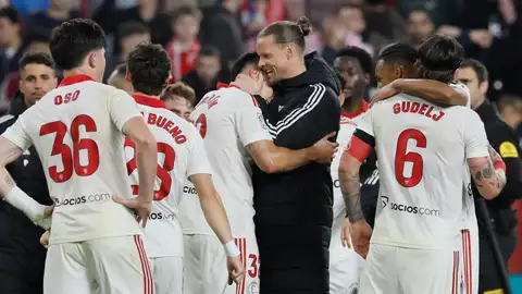 Los jugadores del Sevilla celebran la victoria, al término del partido de LaLiga de fútbol que Sevilla FC y Atlético de Madrid han disputado este sábado en estadio Ramón Sánchez-Pizjuán. Los jugadores del Sevilla celebran la victoria, al término del partido de LaLiga de fútbol que Sevilla FC y Atlético de Madrid han disputado este sábado en estadio Ramón Sánchez-Pizjuán.