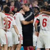 Los jugadores del Sevilla celebran la victoria, al término del partido de LaLiga de fútbol que Sevilla FC y Atlético de Madrid han disputado este sábado en estadio Ramón Sánchez-Pizjuán.