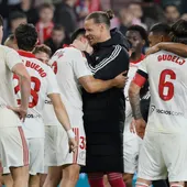 Los jugadores del Sevilla celebran la victoria, al término del partido de LaLiga de fútbol que Sevilla FC y Atlético de Madrid han disputado este sábado en estadio Ramón Sánchez-Pizjuán. Los jugadores del Sevilla celebran la victoria, al término del partido de LaLiga de fútbol que Sevilla FC y Atlético de Madrid han disputado este sábado en estadio Ramón Sánchez-Pizjuán.