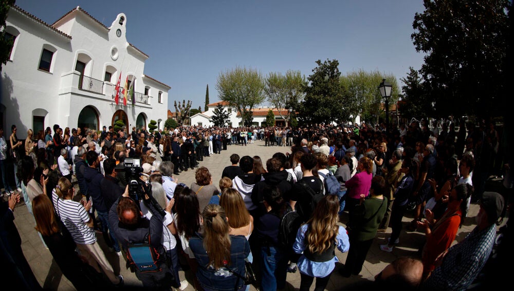 Familiares y amigos guardan un minuto de silencio este viernes en la Plaza España del Ayuntamiento de Villanueva de la Cañada 